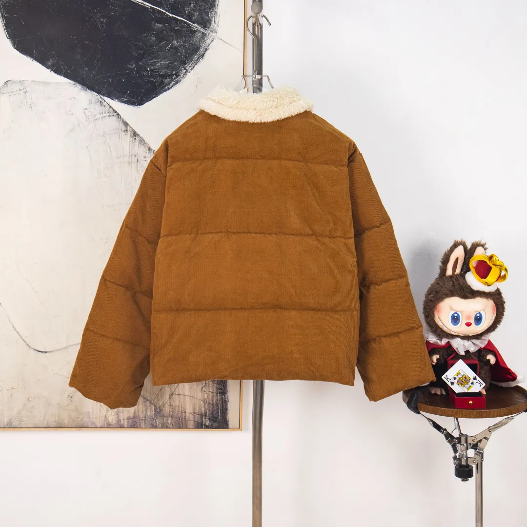 P660 💰zp version [Exclusive supply] Ralph Lauren/Ralph Lauren 2024aw retro Maillard style grain velvet lapel short high-waisted corduroy thickened down jacket - Maillard color 11-pit cotton corduroy face ✅ - 350T contrasting polyester lining inside Double-layer 360T high-density gallbladder ✅ - Original consistent YKK white copper nude zippers Zipper pockets on both sides of the inside ✅ - RL2024 new down jacket Khaki corduroy cotton jacket The warm atmosphere of autumn and winter is online. The comfort brought by the cotton corduroy face and the lapels of three-dimensional particle velvet. The high-waisted short version takes into account both the version and warmth. Color: Khaki Brown Size: S M L XL Number: WW10759